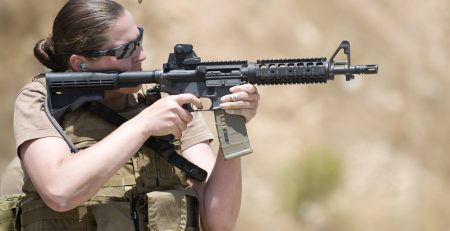Qual é a diferença entre arma de fogo de uso permitido e de uso restrito?
